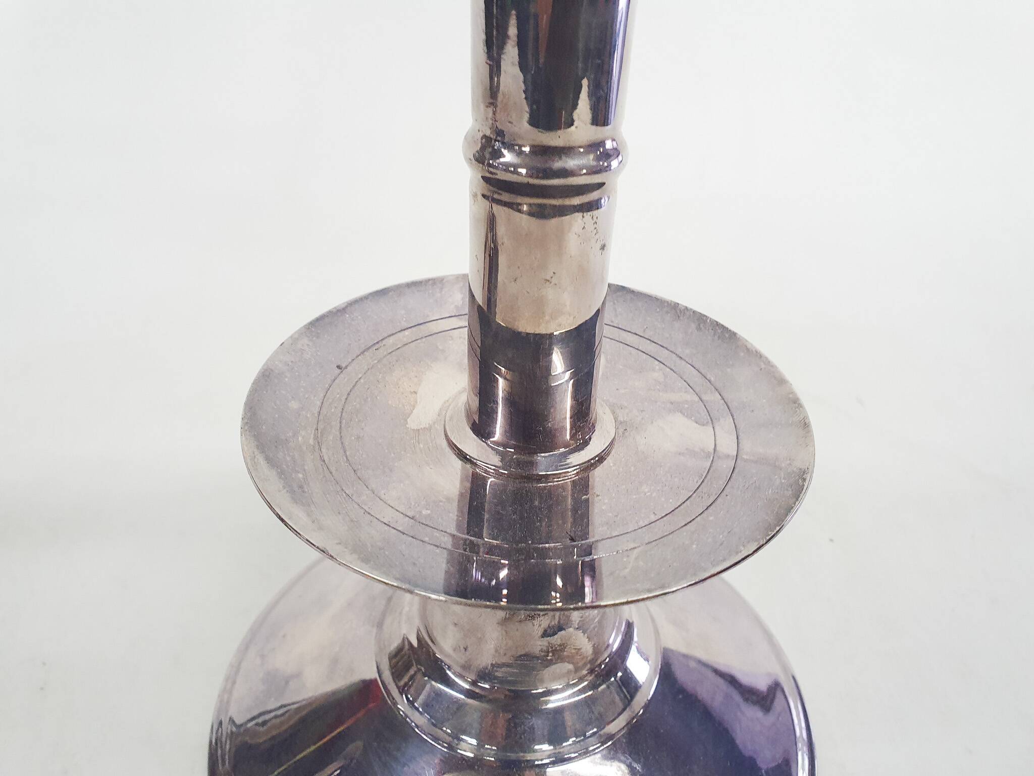 Ensemble de deux bougeoirs en argent, Angleterre, années 1670