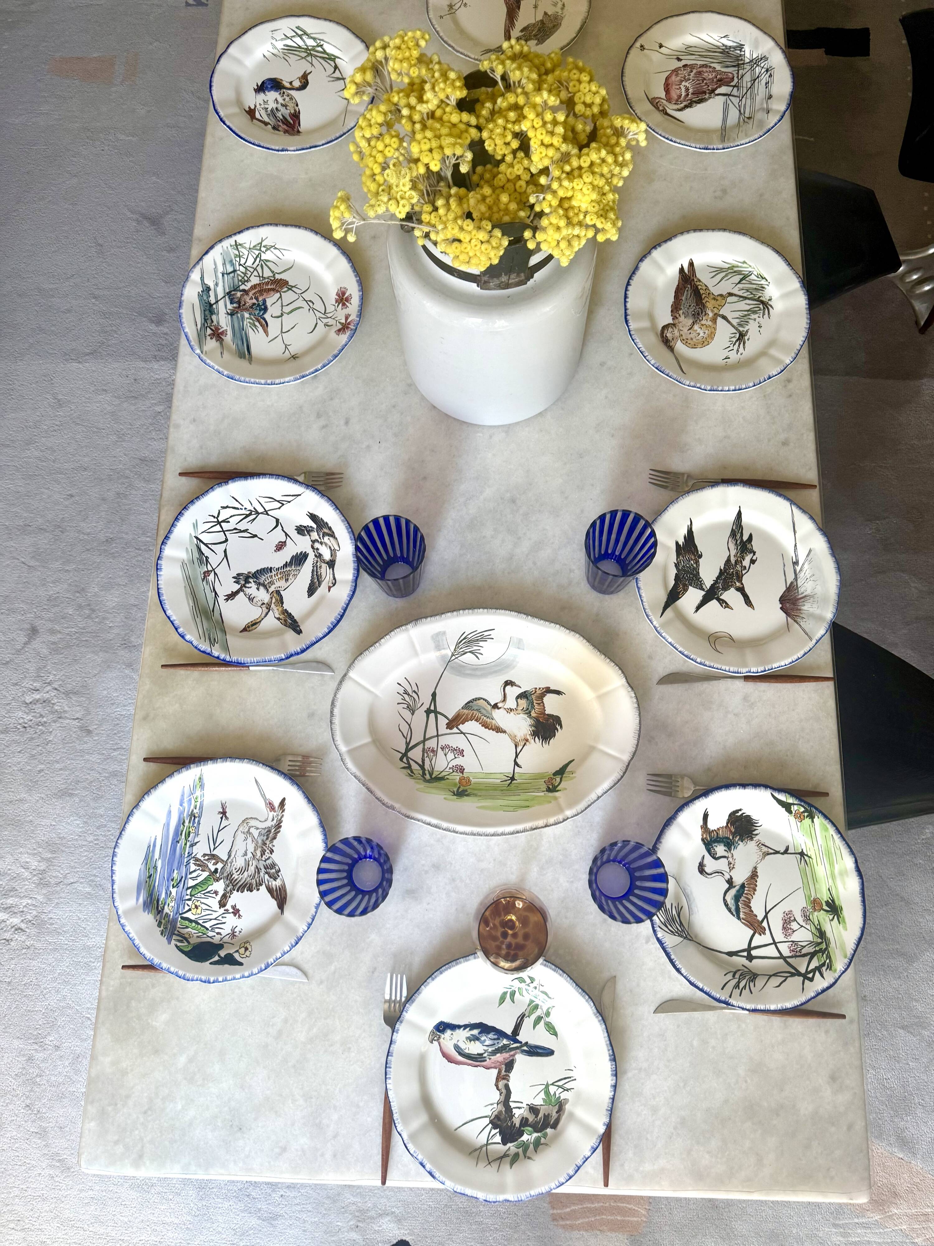 Service de table assiettes et plats Gien modèle grands oiseaux