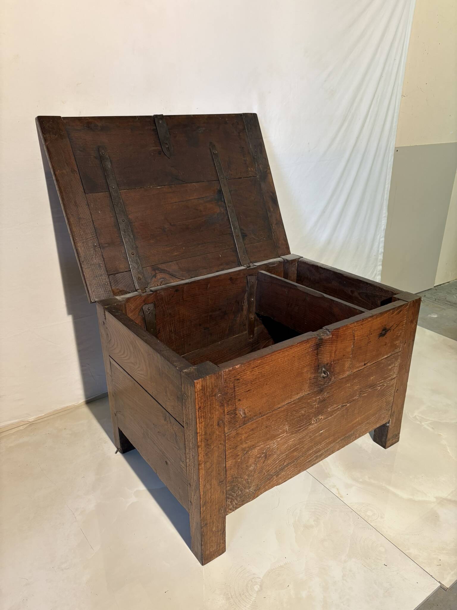 Rustic chest in old wood, original fittings