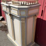 Confectioner's counter