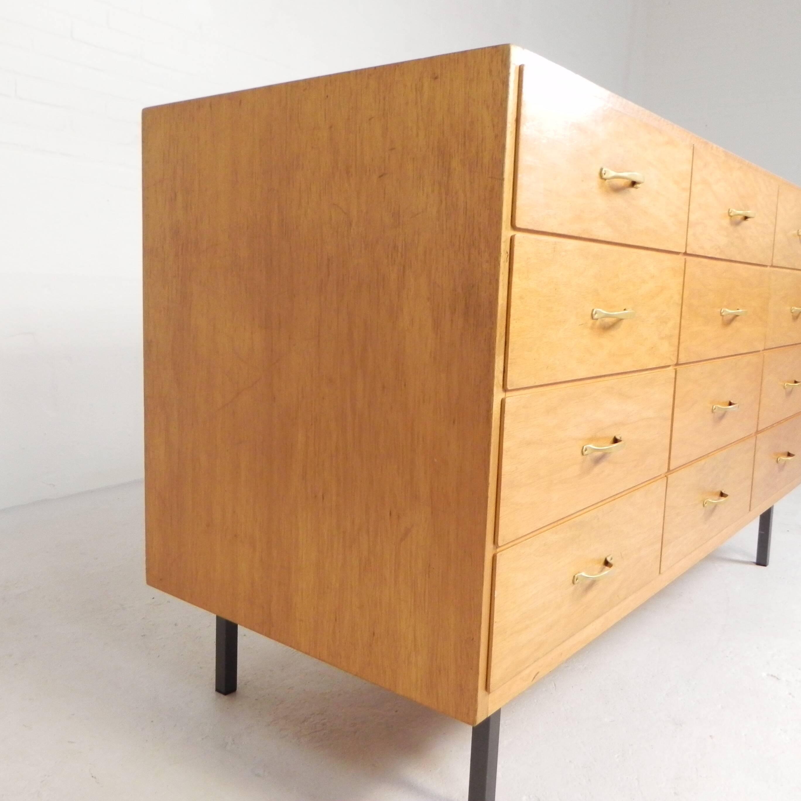 Counter, display case by Ladenbau Brixius, 150 cm long, 1950s.