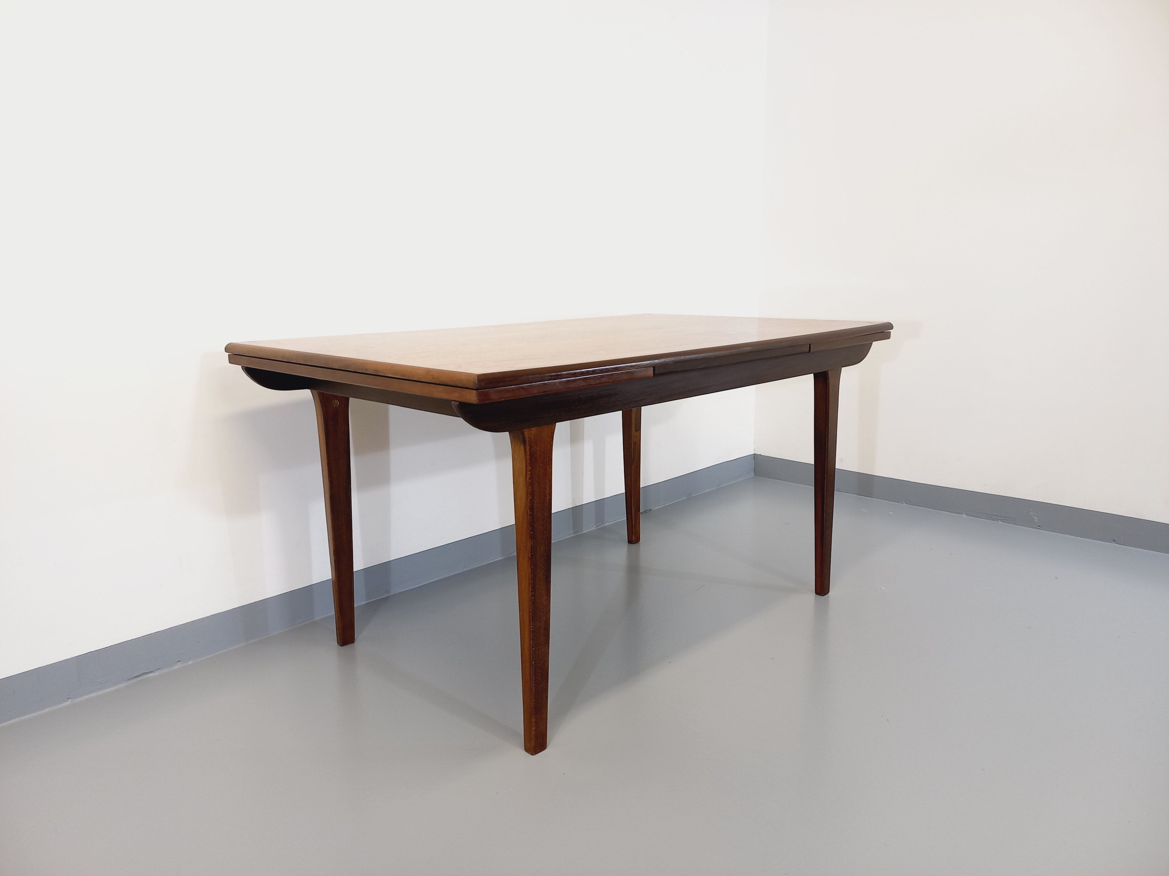 Vintage Scandinavian style dining table from the 50s 60s in rosewood with extensions