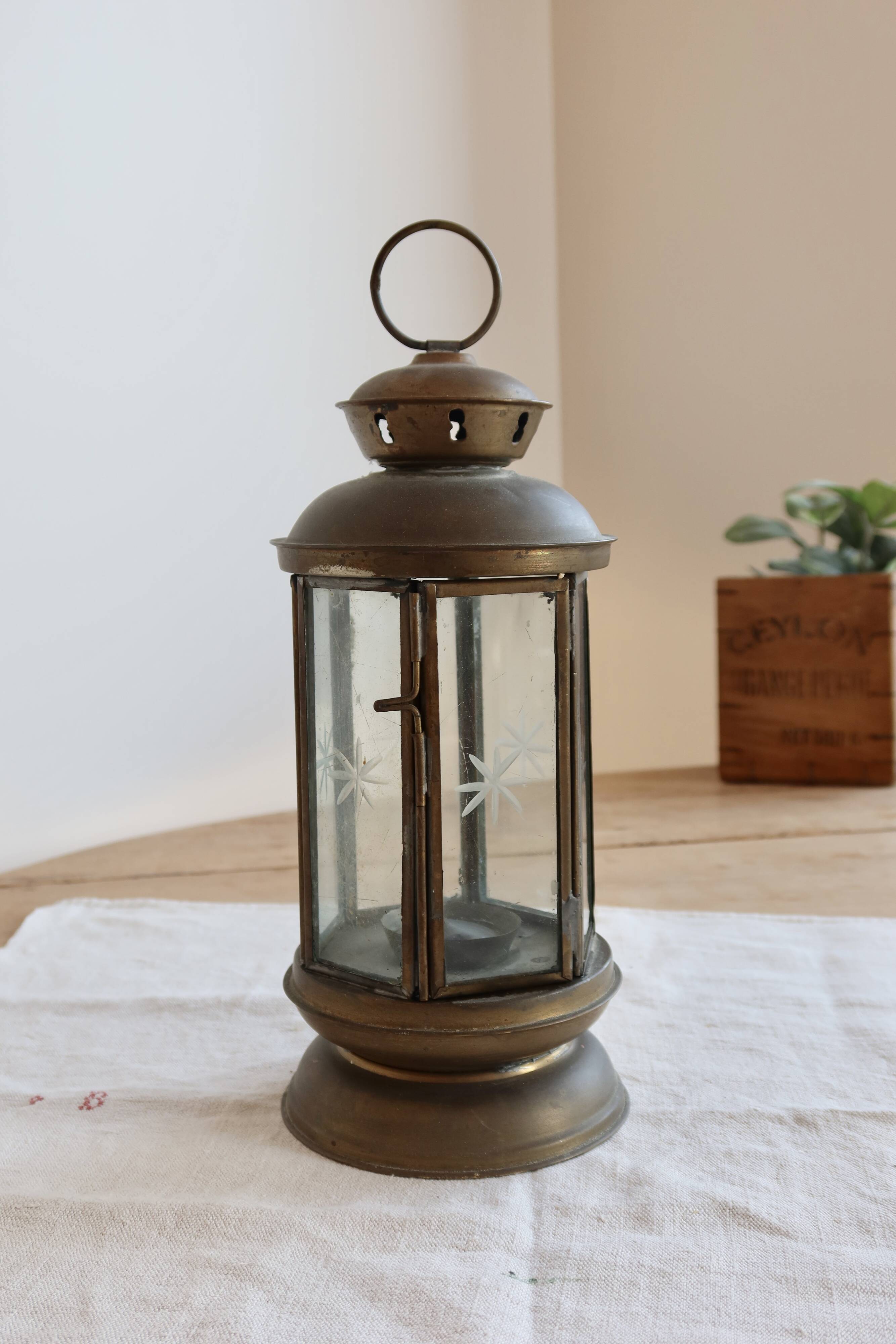 Antique lantern in patinated gold metal and engraved glass – decorative candlestick style