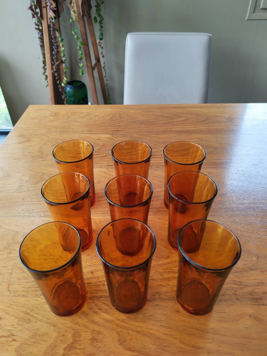 Lot de 9 gobelets hauts vintage en verre ambre