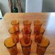 Lot de 9 gobelets hauts vintage en verre ambre