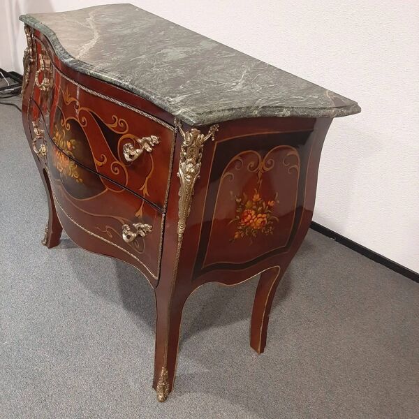 Commode bombée de style français dans le style Louis XV