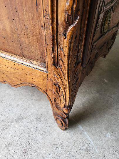 18th century provencal chest of drawers with openwork cross-borders in nyer