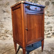 French antique bedside table in walnut with a marble top and porcelain interior, early 20th century.