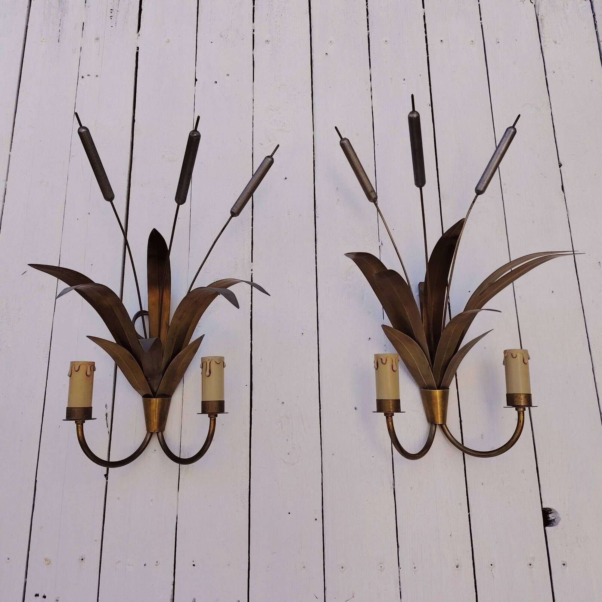Brass wall lights with a bouquet of reeds by FlorArt.