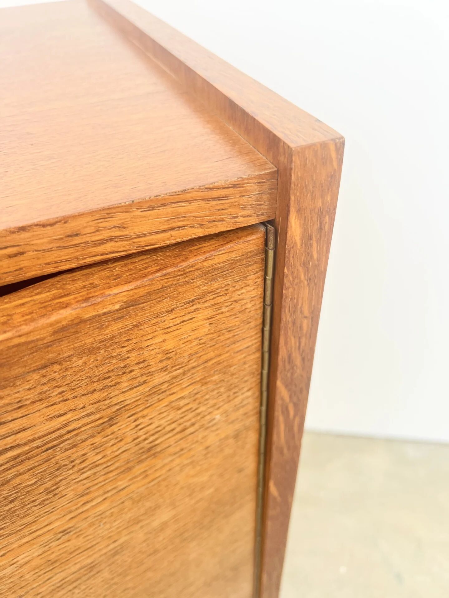Meuble commode tiroirs et porte, placage chêne, années 60
