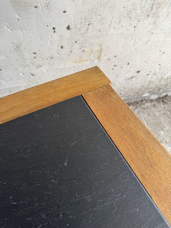 Table basse vintage en chêne avec plateau en pierre bleue belge — Chêne naturel et gris ardoise foncé, années 1950