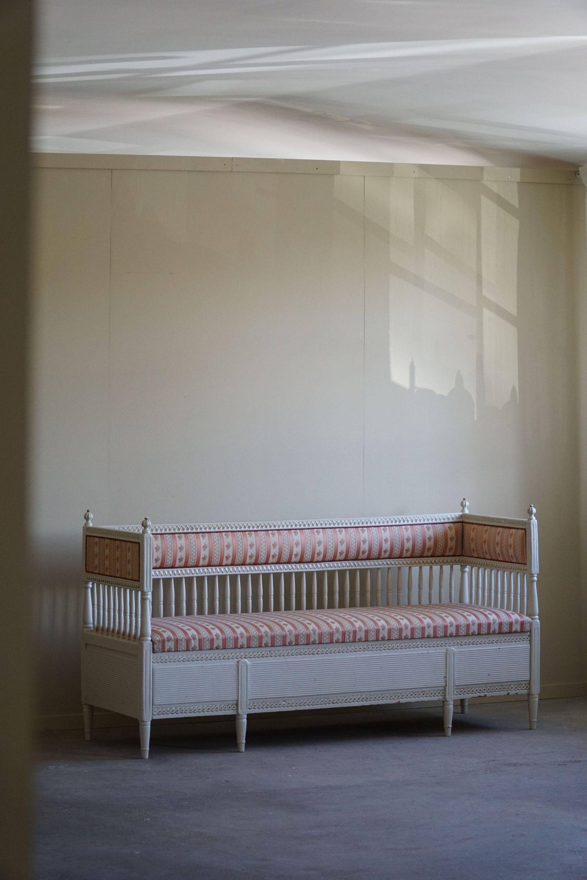 Antique Gustavian canapé / bench from the early 19th century, by a Swedish cabinetmaker.