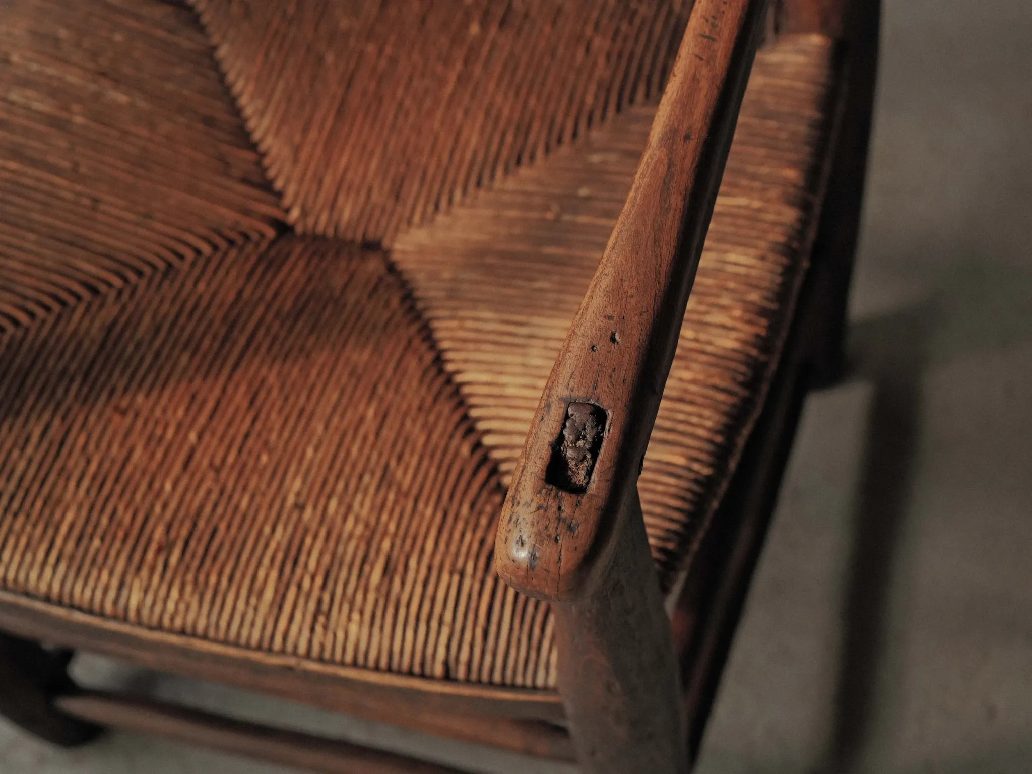Fauteuil paysan en bois massif et paille, XIXᵉ siècle