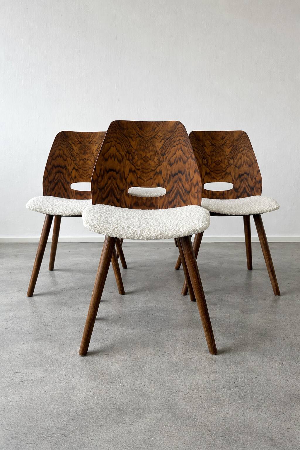 Ensemble de chaises de salle à manger des années 1960 entièrement rénovées.