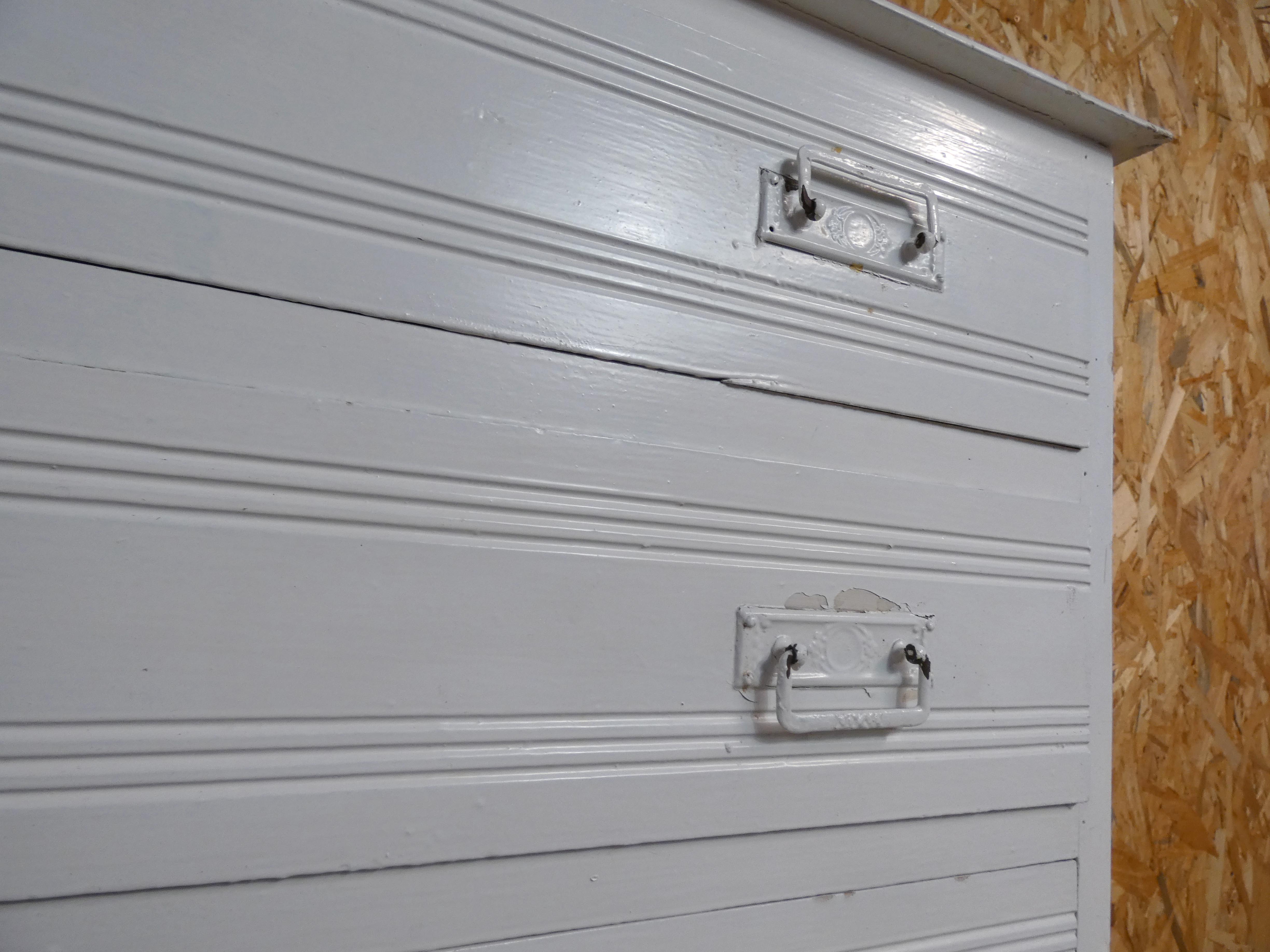 Wooden chest of drawers