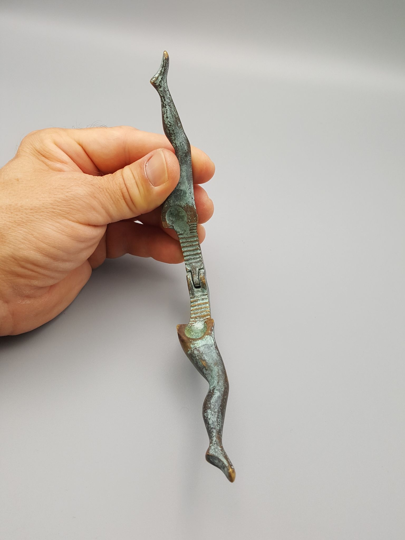 Ancien casse-noisettes en bronze jambes de femme