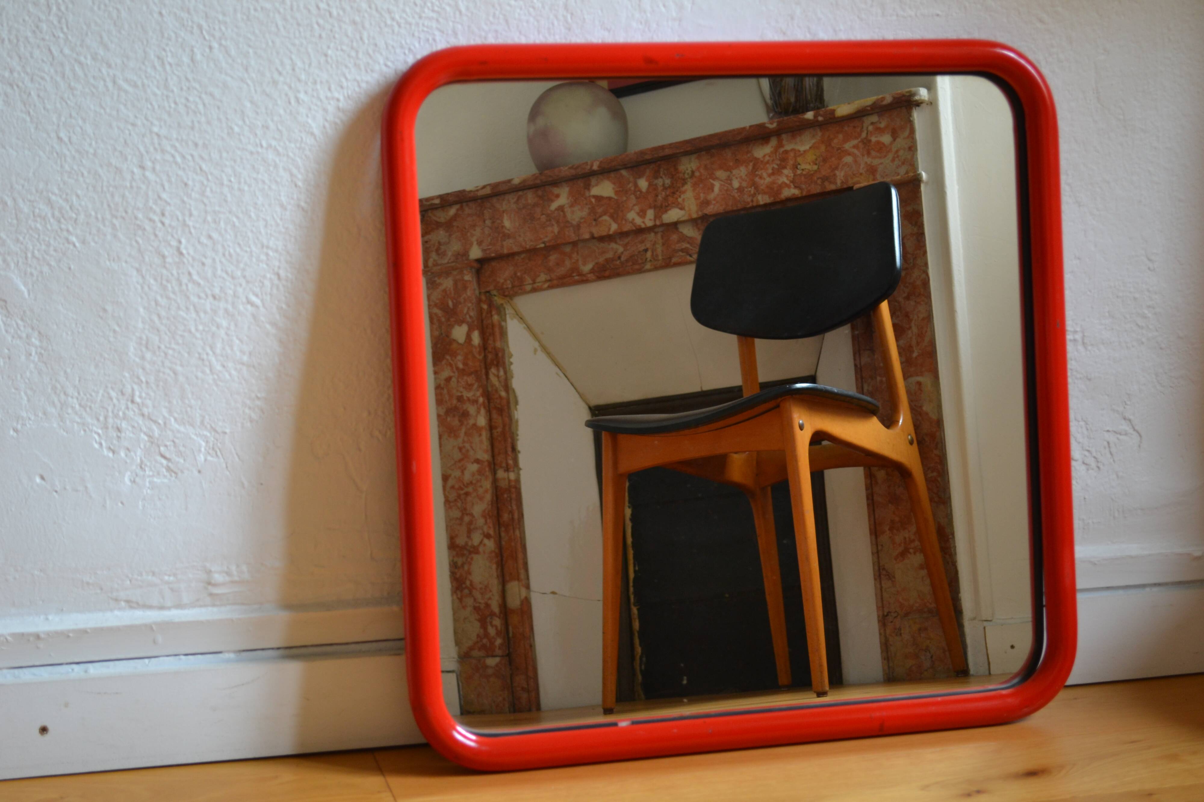 80s red post-modernist mirror dim: 60 x 60 cm
