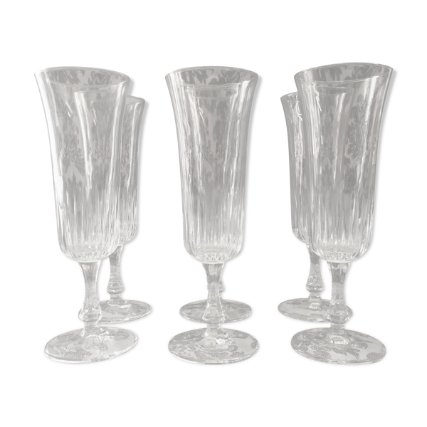 6 flûtes en verre moulé pressé