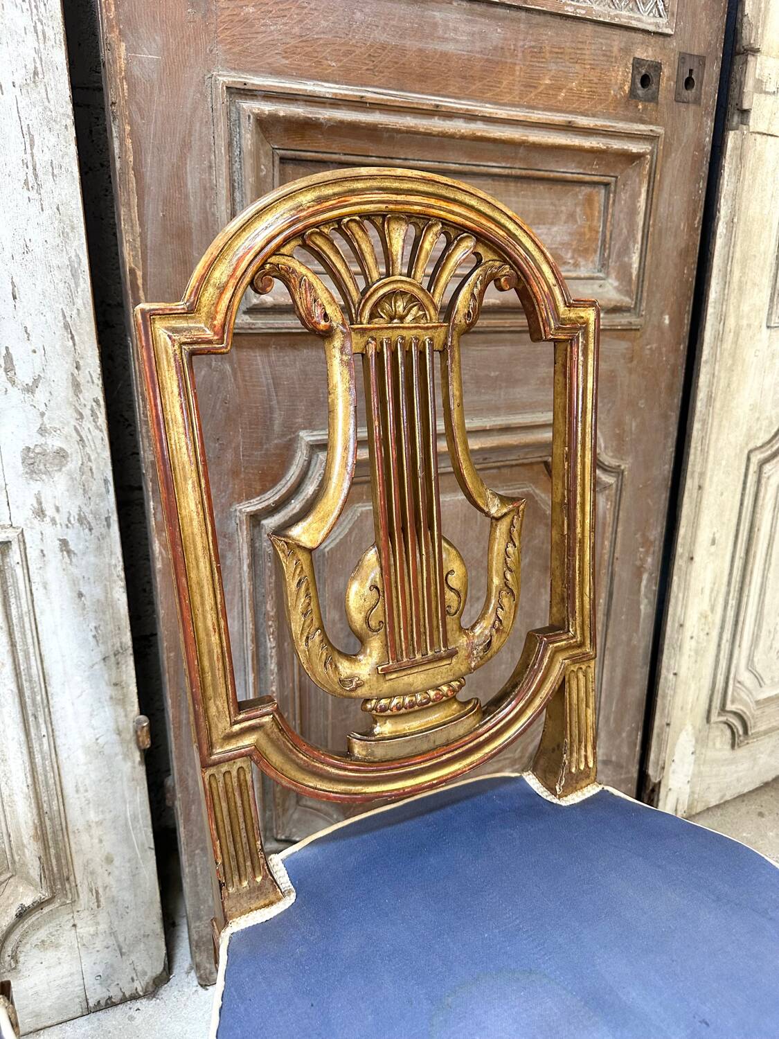 Paire de chaises style Louis XVI en bois doré