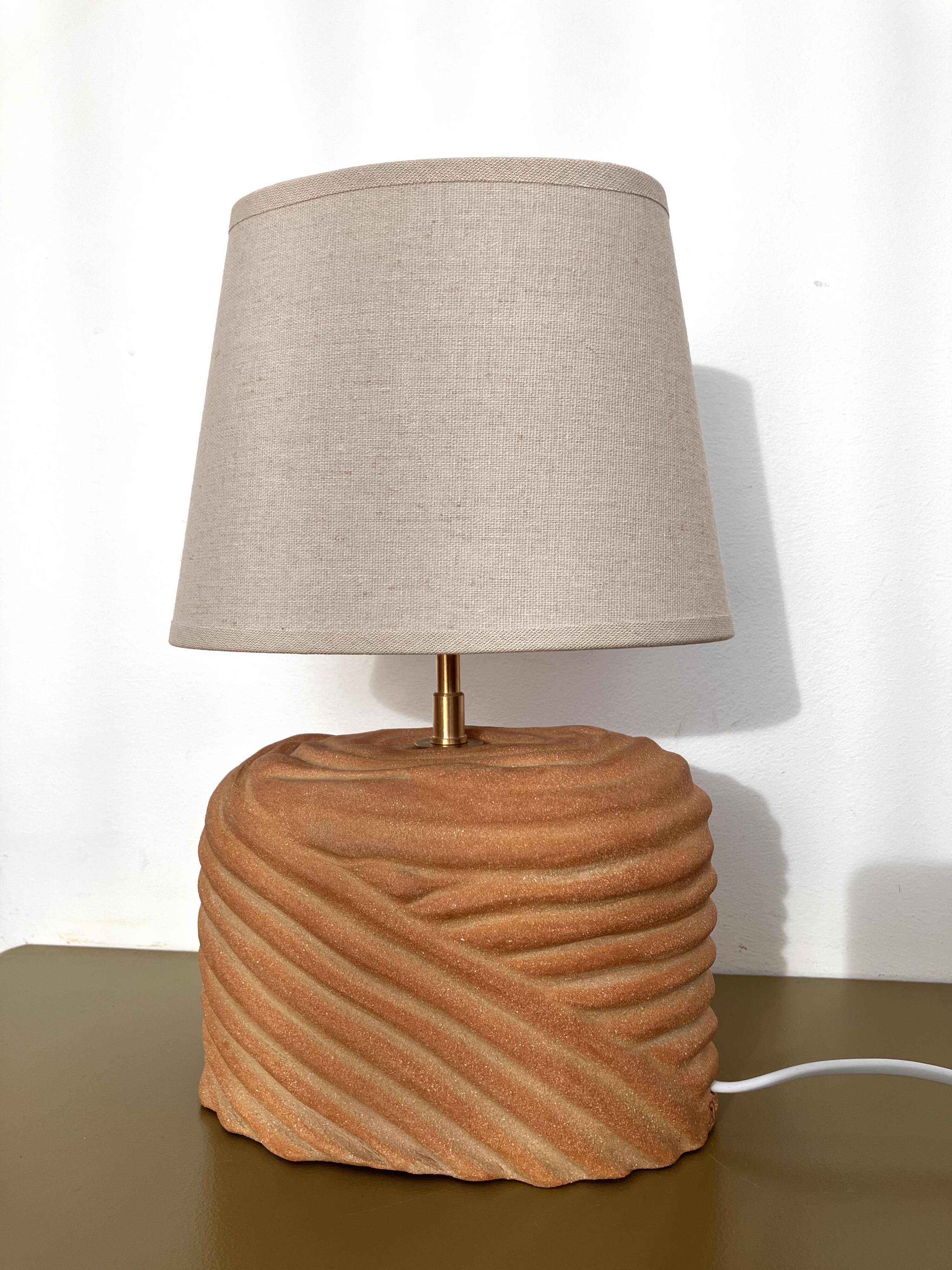 Oval table lamp in handcrafted ceramic with draped effect.