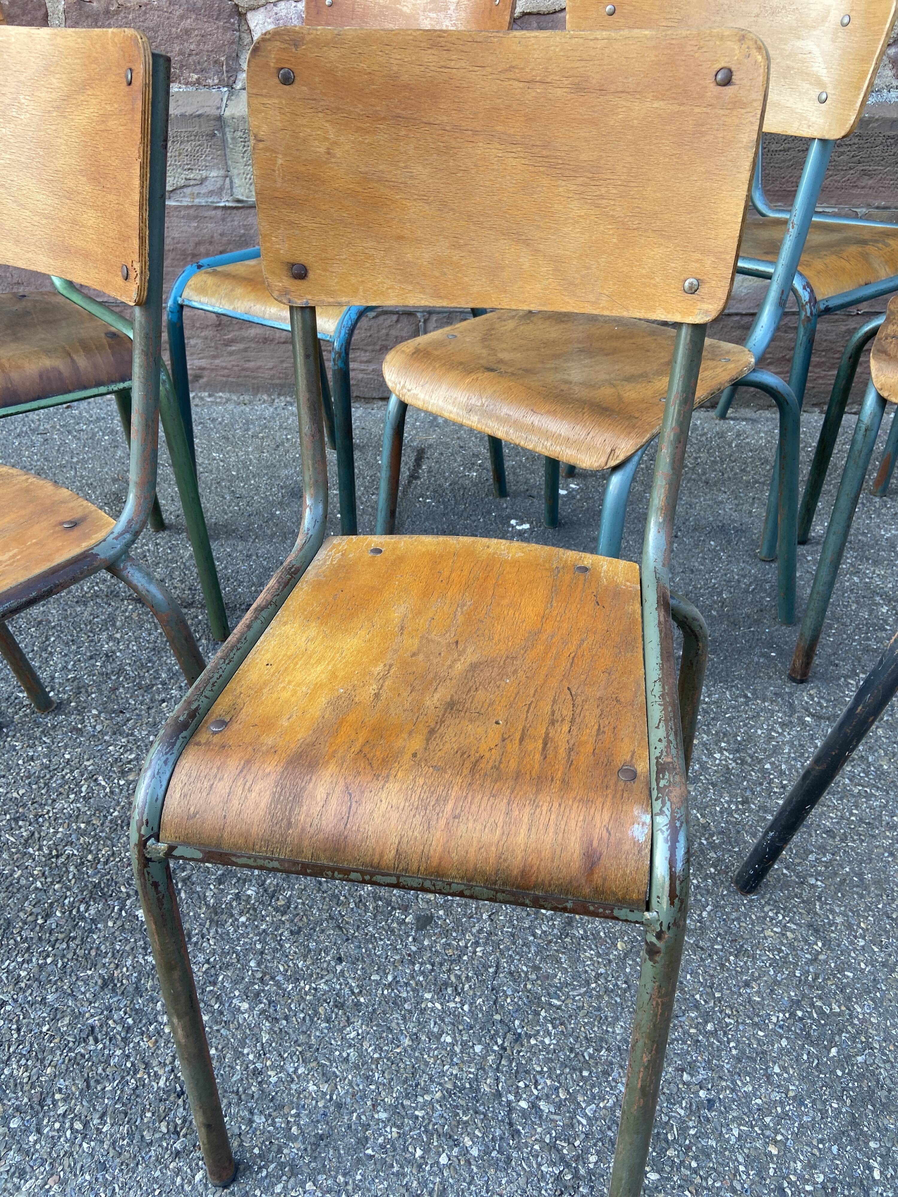 Suite de 15 chaises dépareillées industrielle école vintage