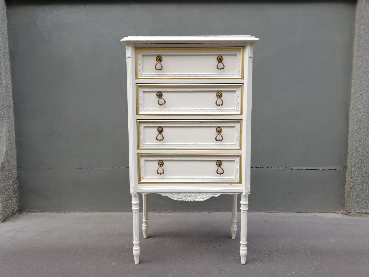 Neoclassical vertical dresser