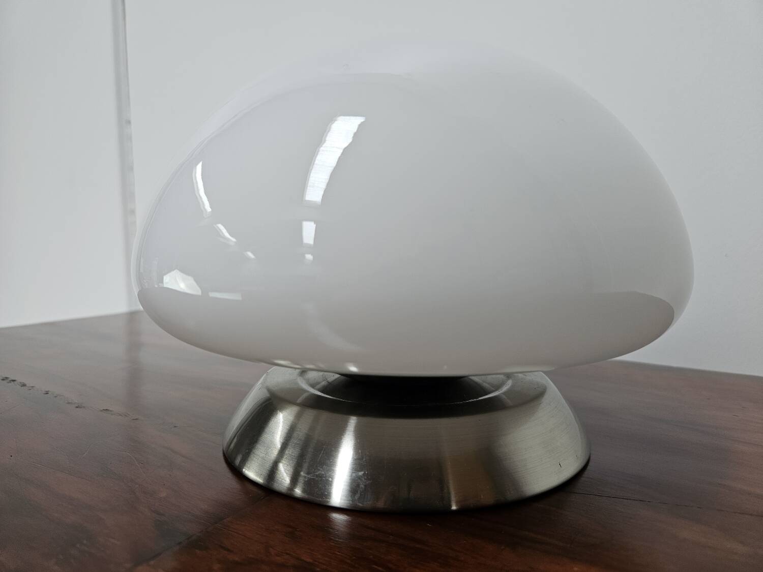 Lampe de table en verre blanc des années 70 avec interrupteur tactile