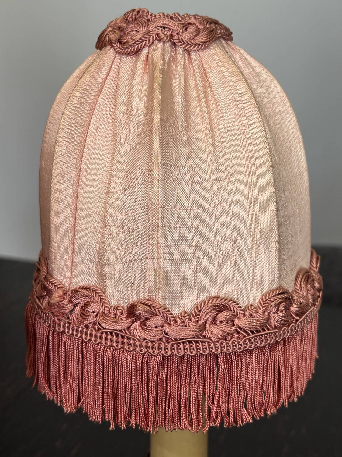 Paire de lampes de chevet  style Louis XVI – Soie rose & laiton- 1950