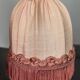 Paire de lampes de chevet  style Louis XVI – Soie rose & laiton- 1950