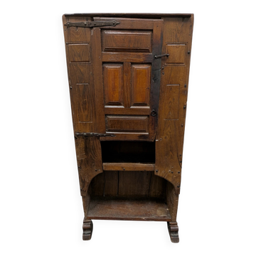 Antique solid oak furniture – Rustic pantry from the pre-17th century