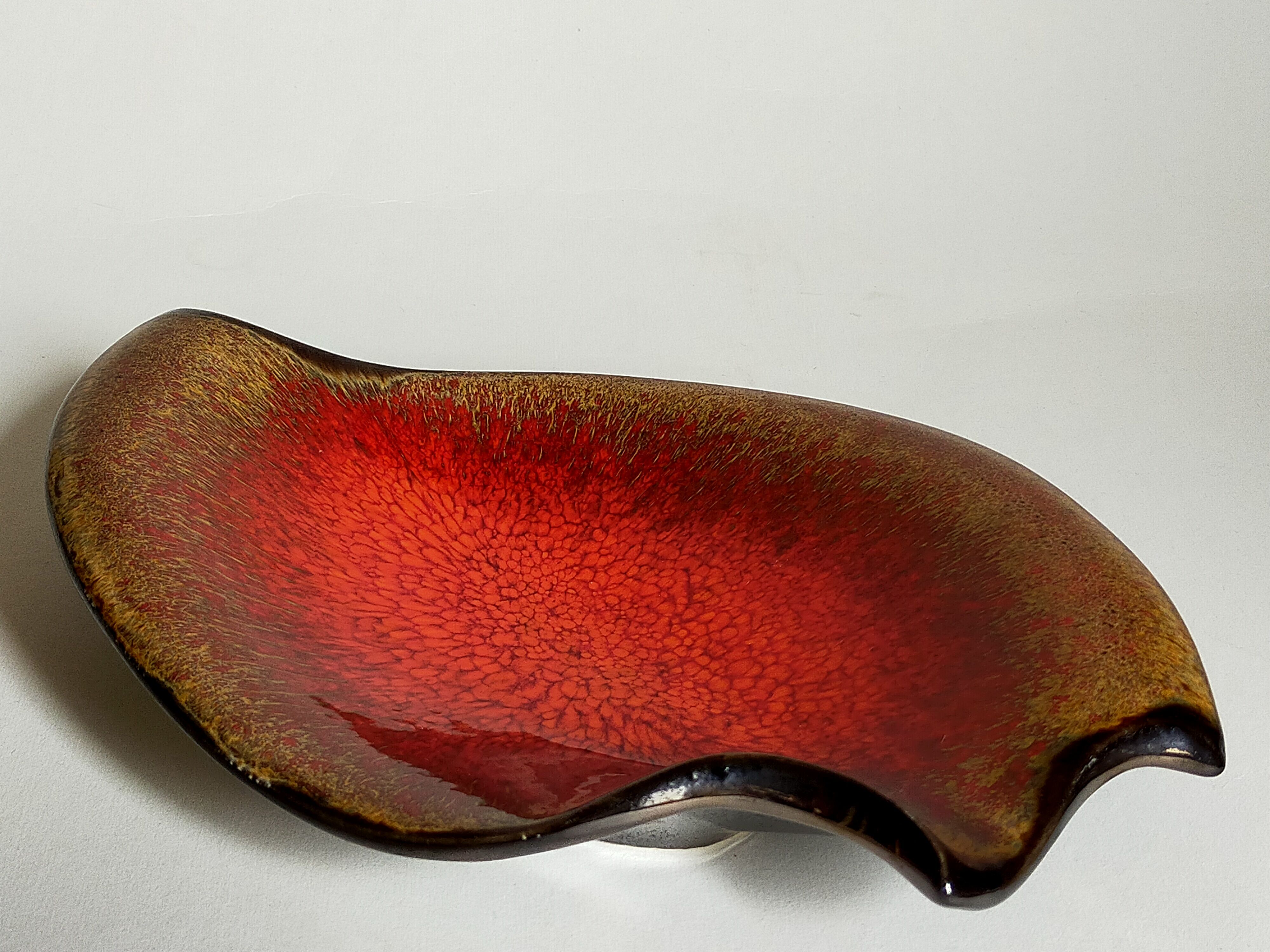 Free-form vacuum-pockets metal enamel French