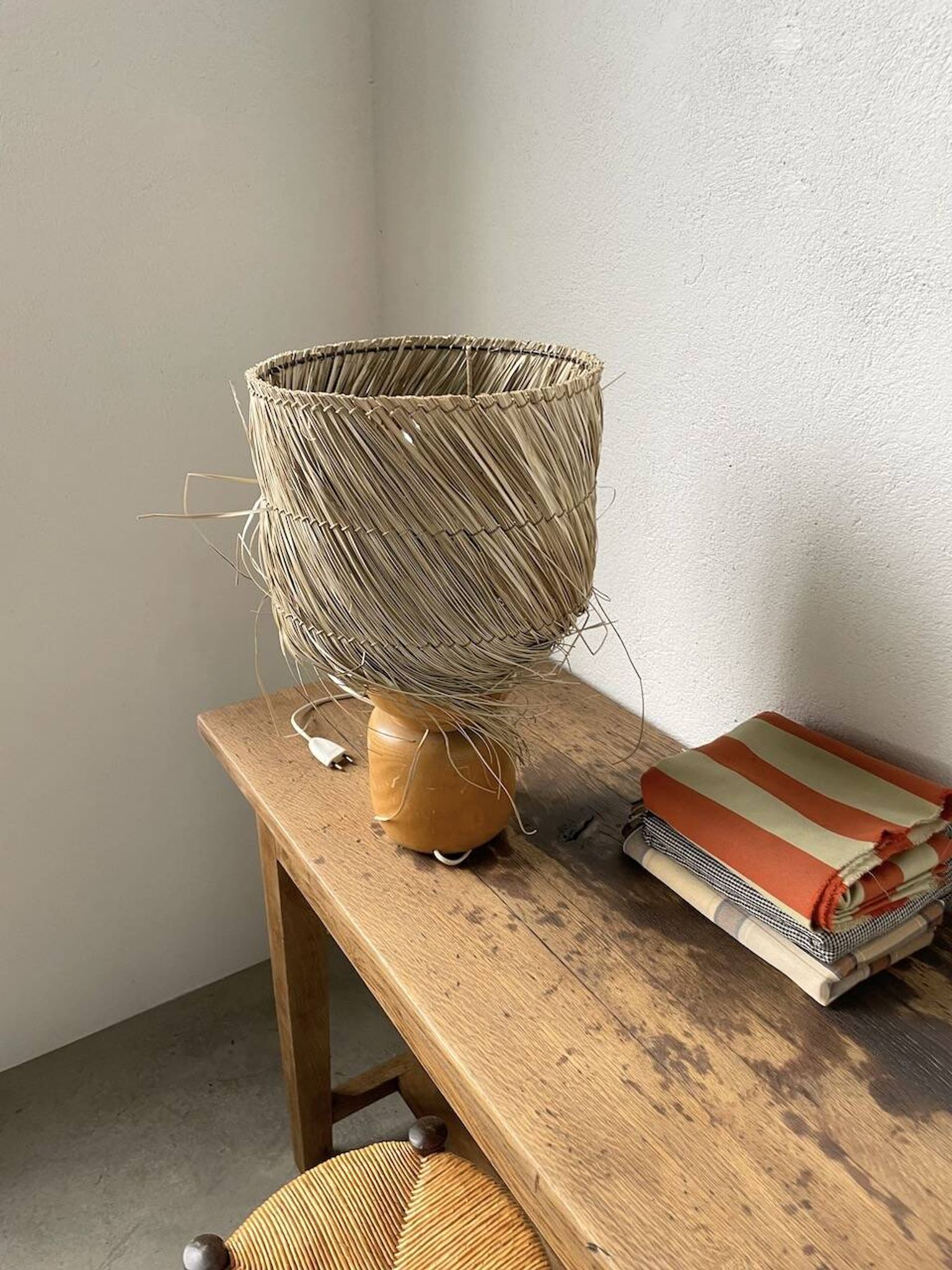 Lampe années 50 bois et paille