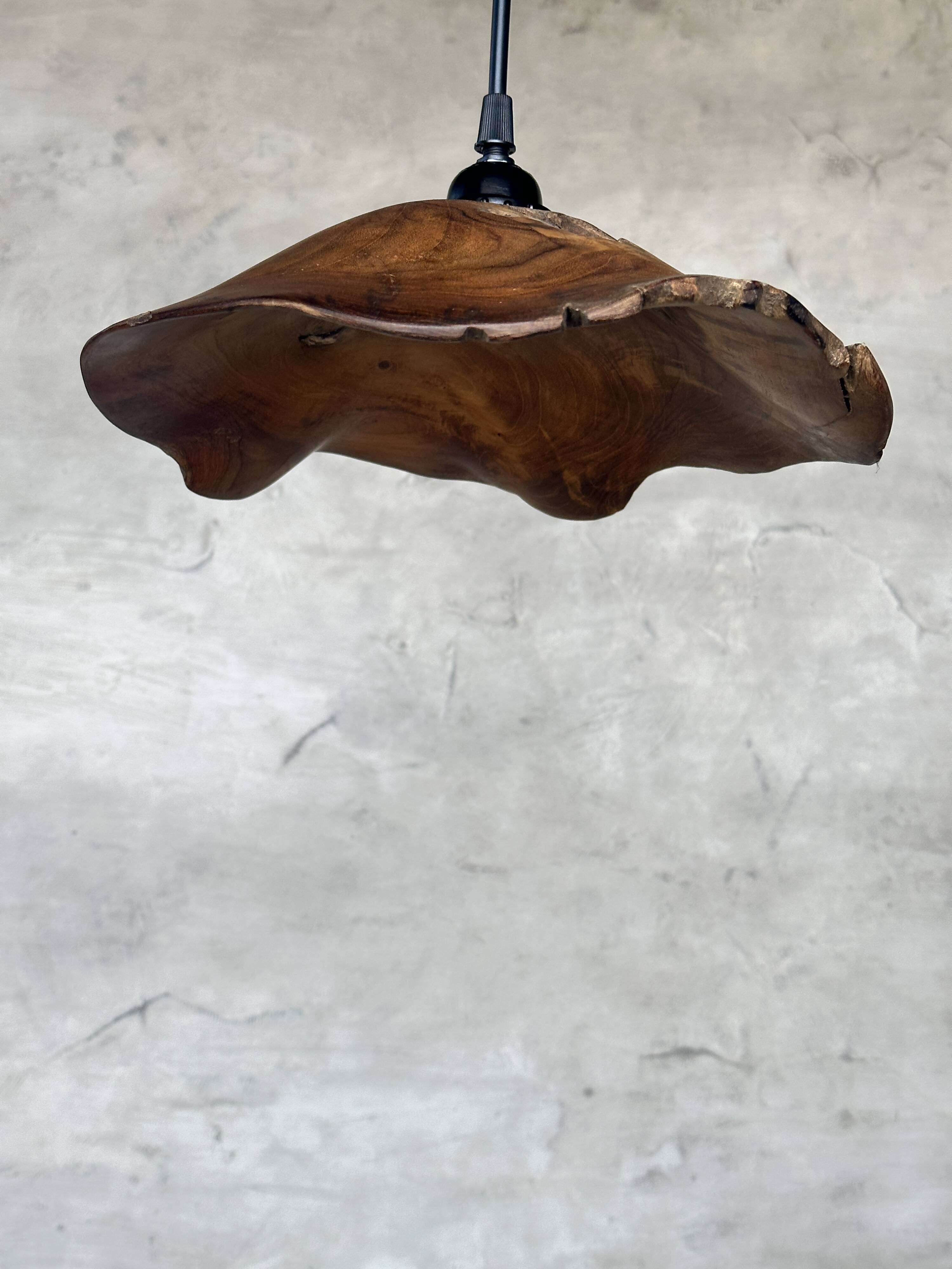 Small pendant light in corrugated teak leaf (Small D:30 H:20)