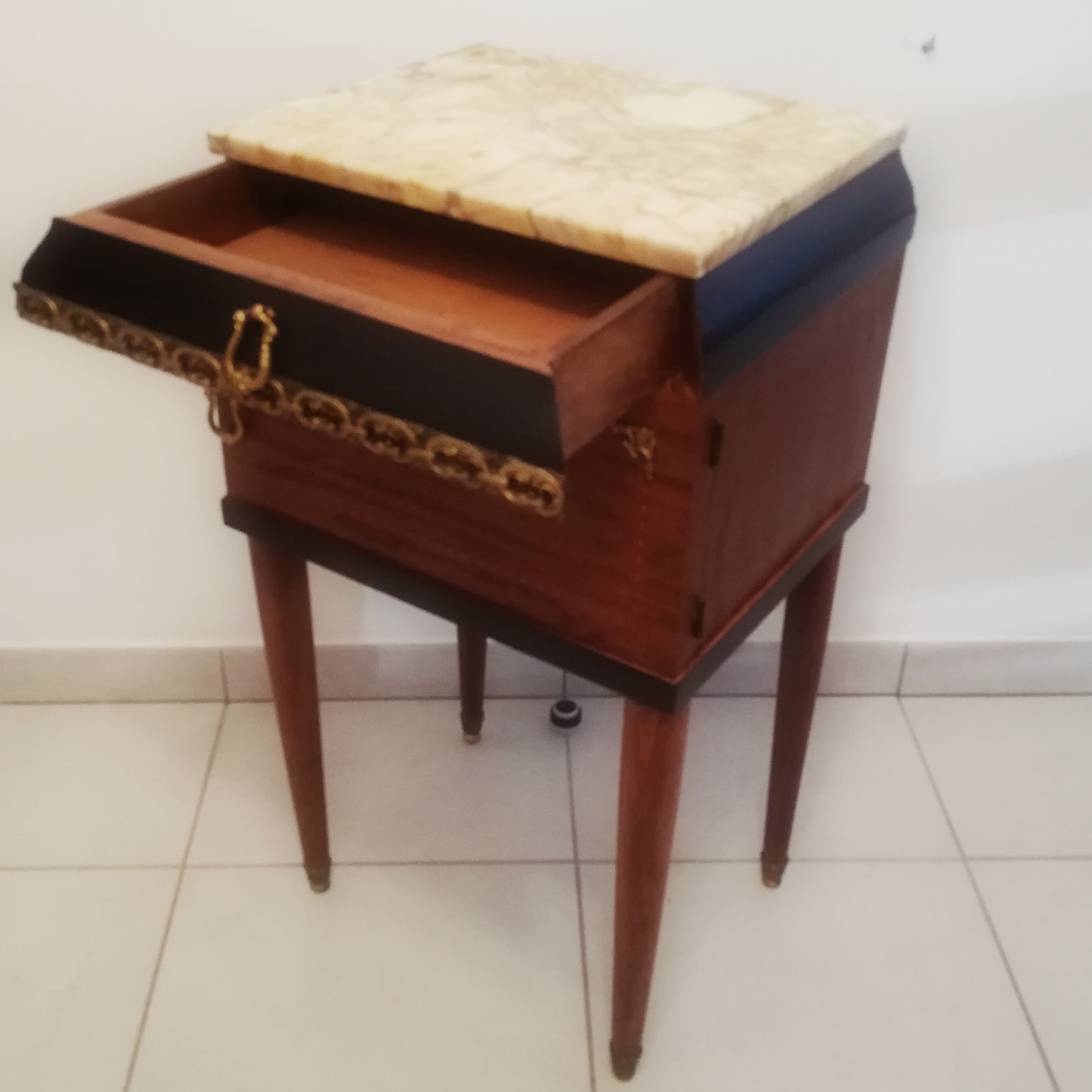 Table de chevet dessus marbre