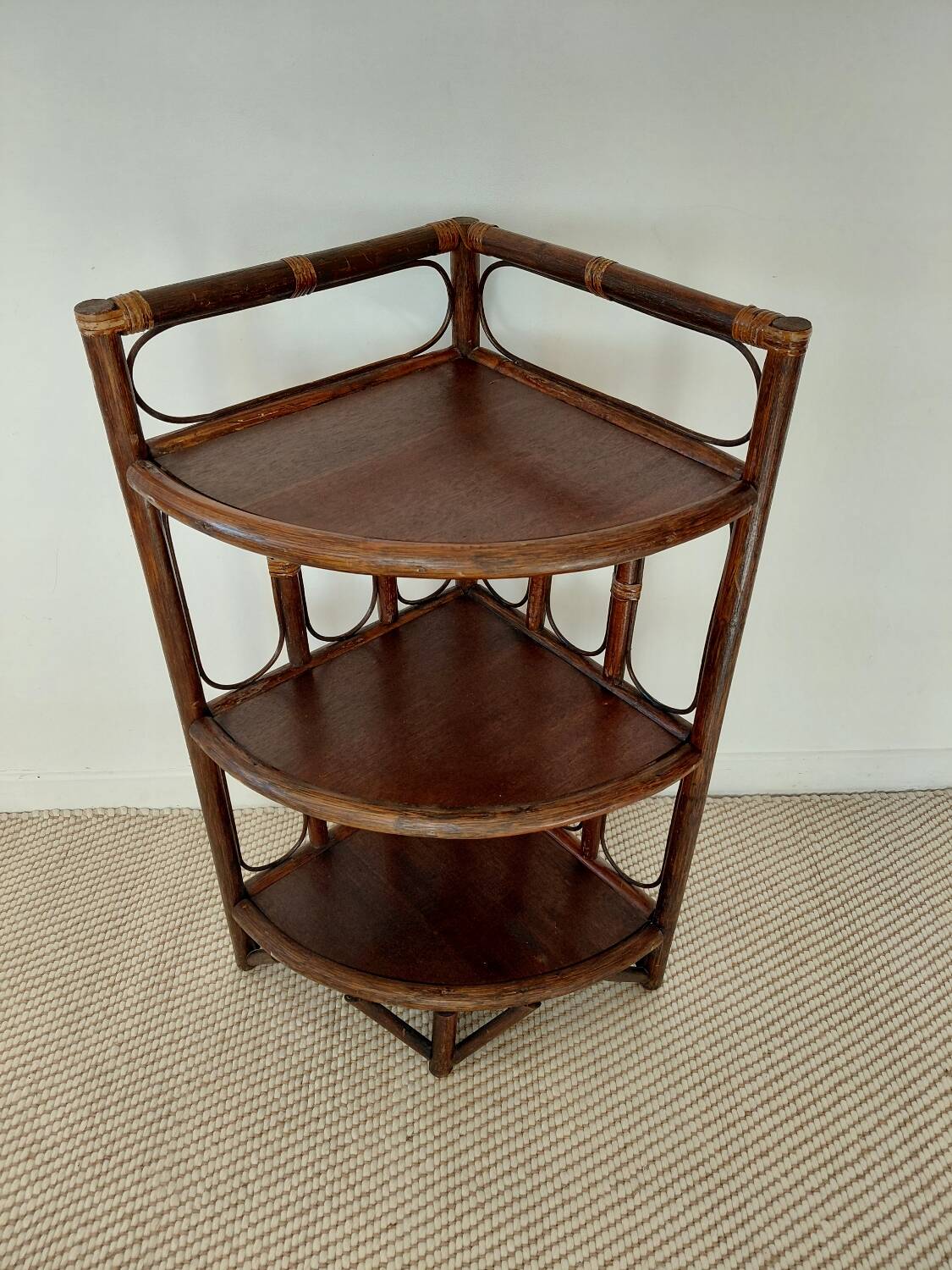 Corner shelf in rattan