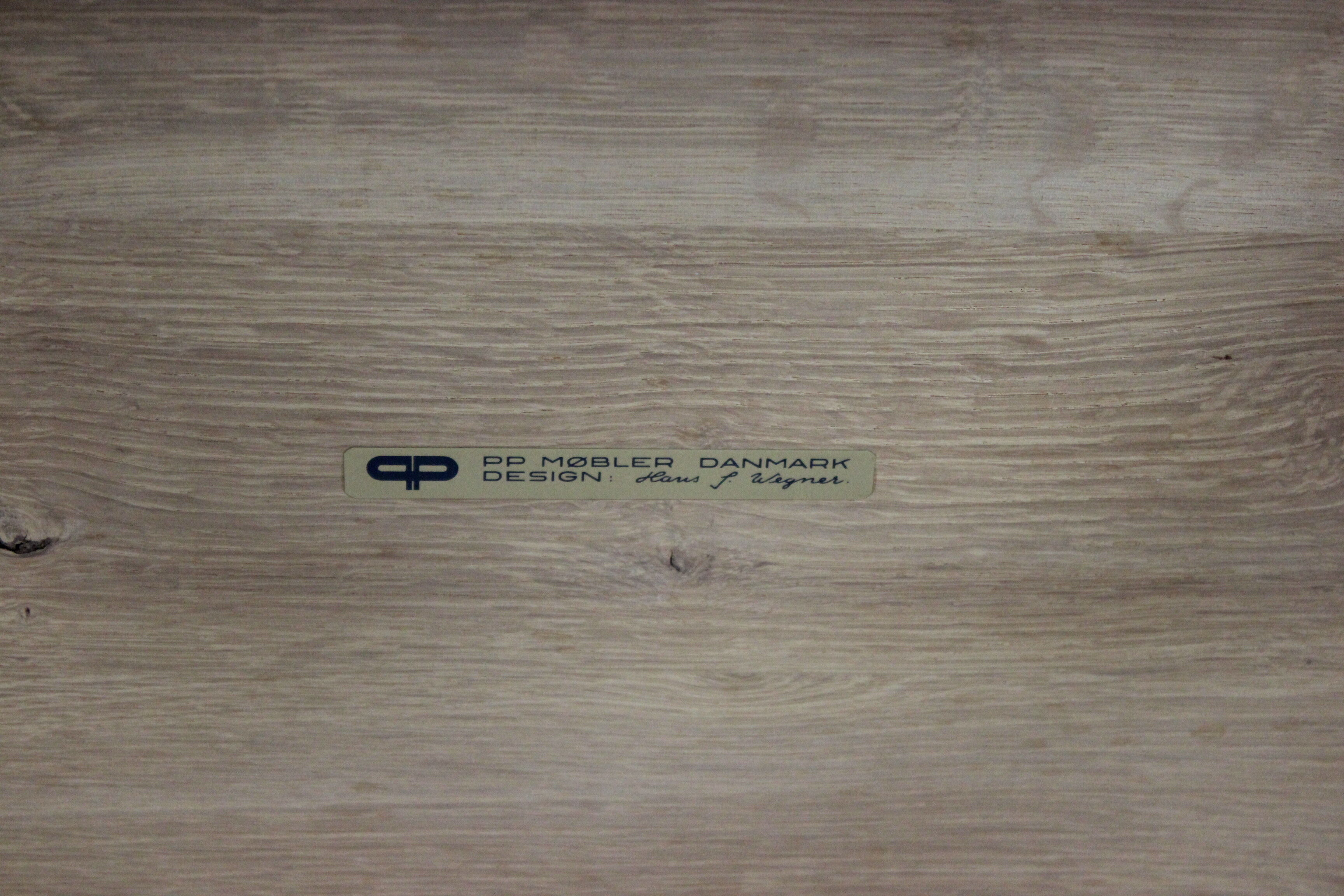 Table basse de chêne conçue par Hans J. Wegner et fabriquée par PP. Meubles dans les années 1960.