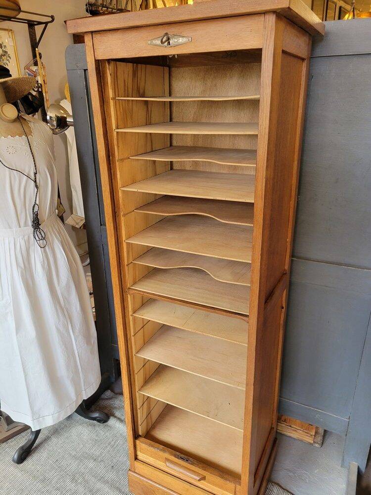 Single-curtain filing cabinet