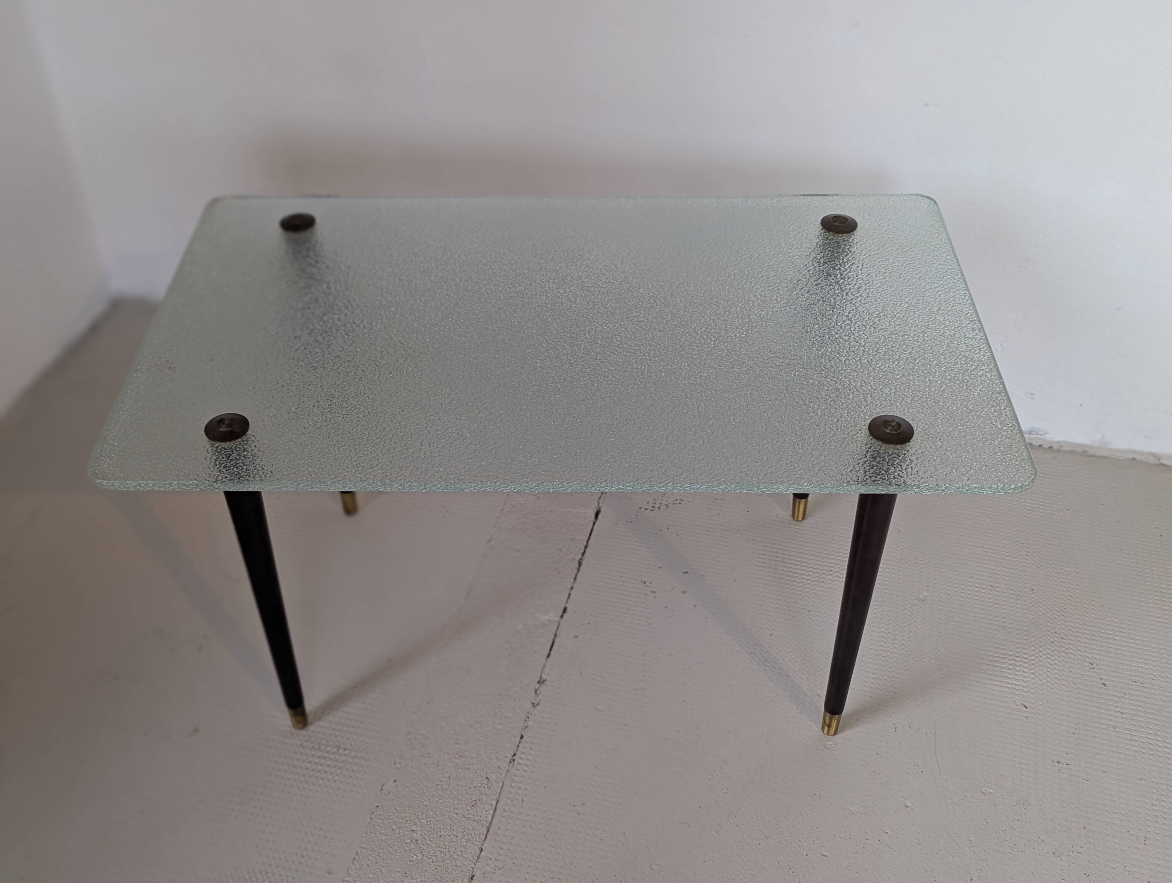 Table basse vintage en bois, verre et laiton