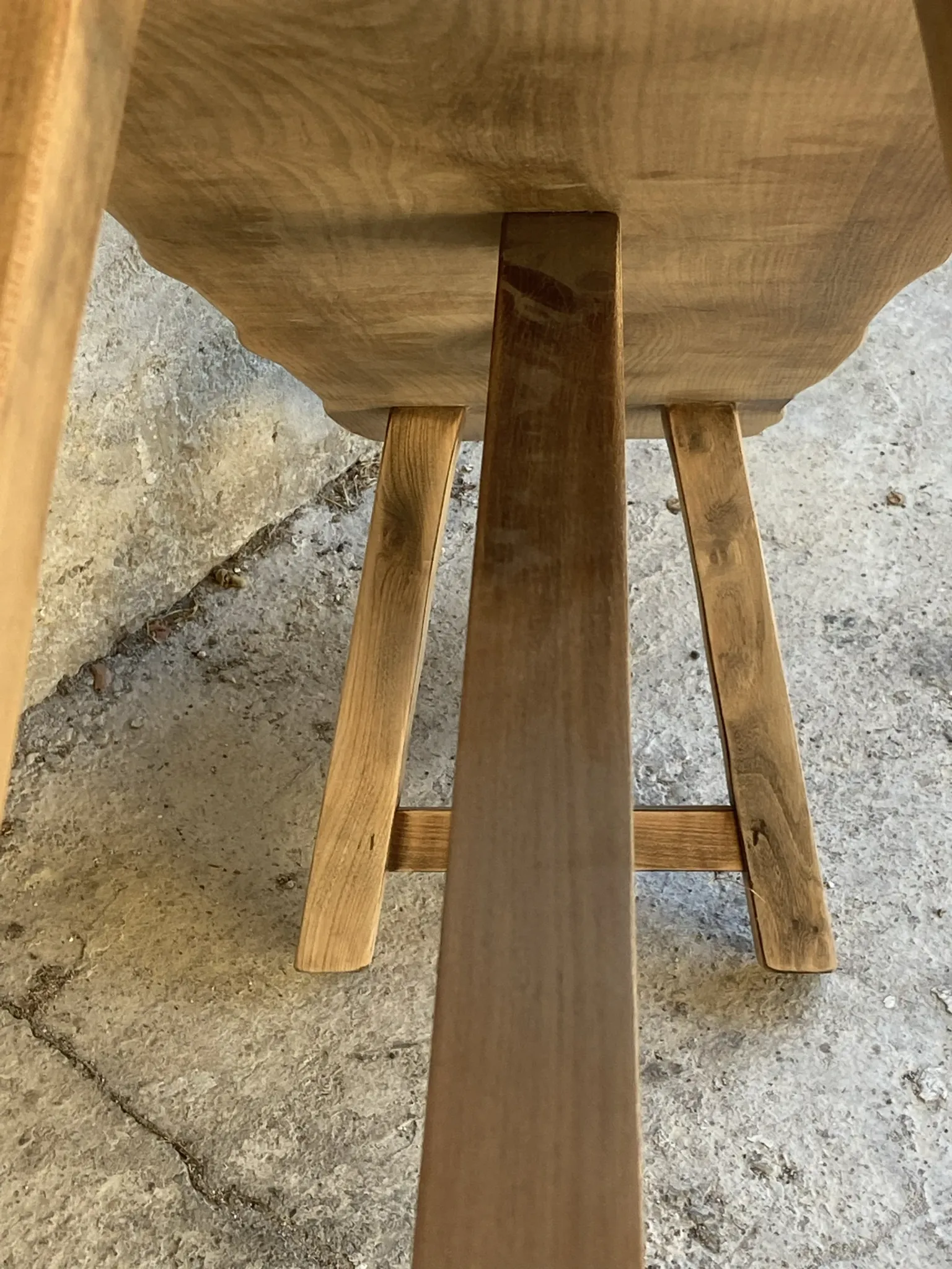 Banc en noyer design brutaliste années 50 