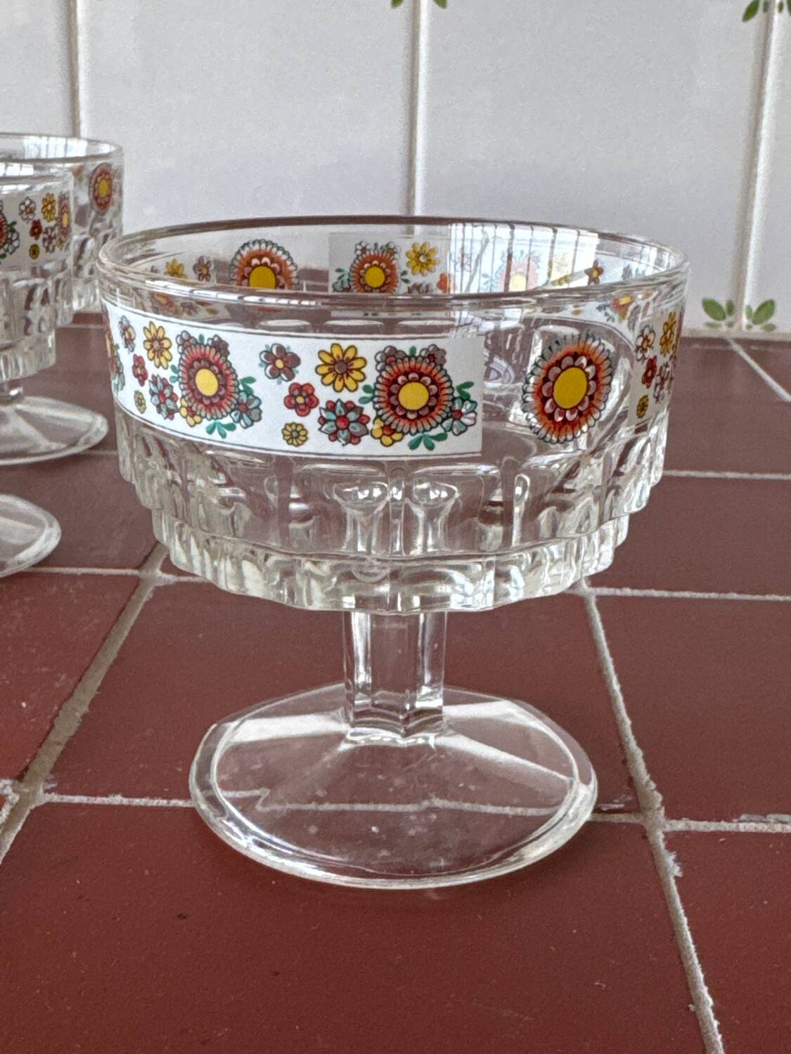 6 vintage ice cream/dessert bowls – Flower "Flower Power" design – Year
