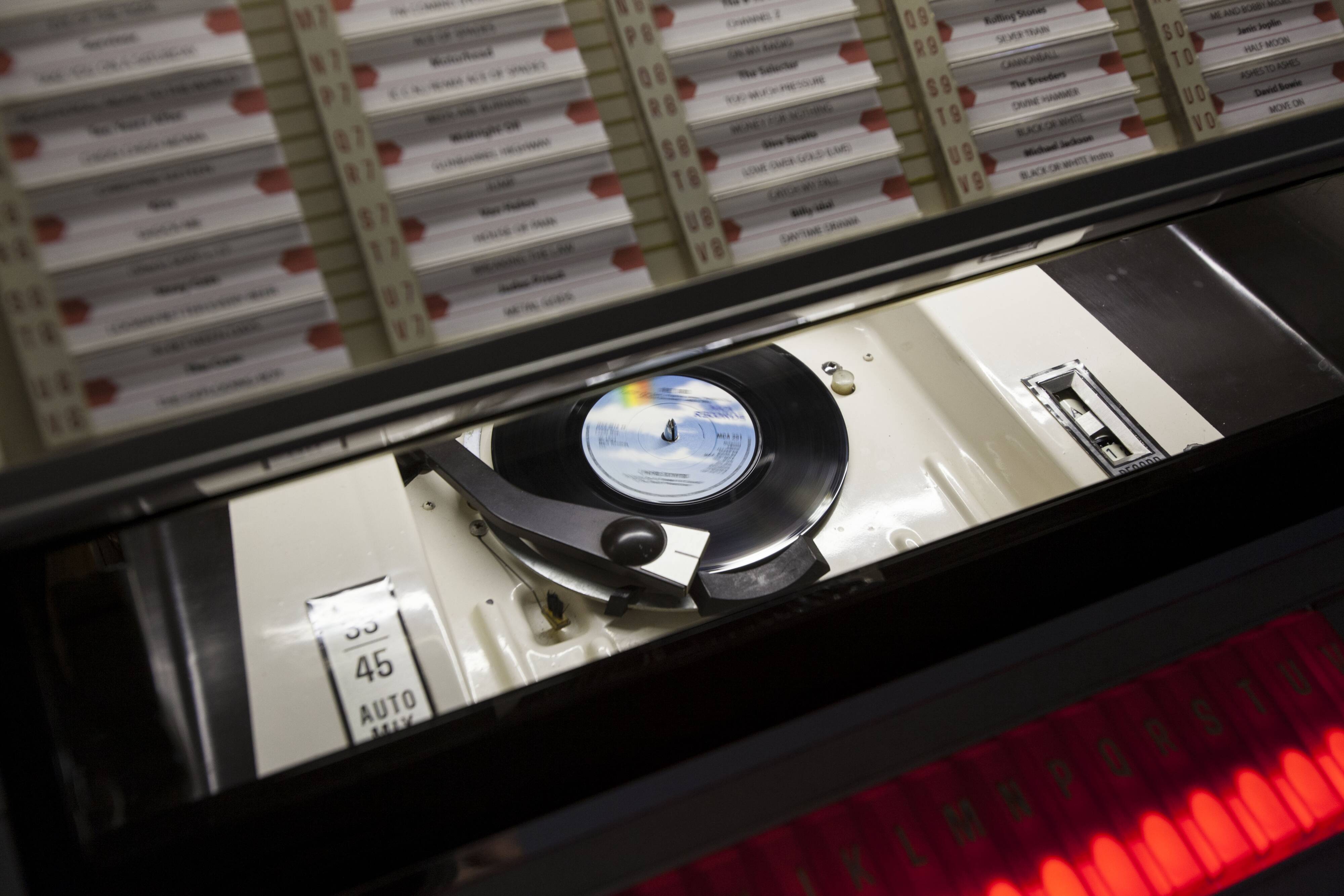 Jukebox Rowe friend from 1963 model "Jal" capa 100 vinyls pop, rock, metal compilation from 1950 to 1990