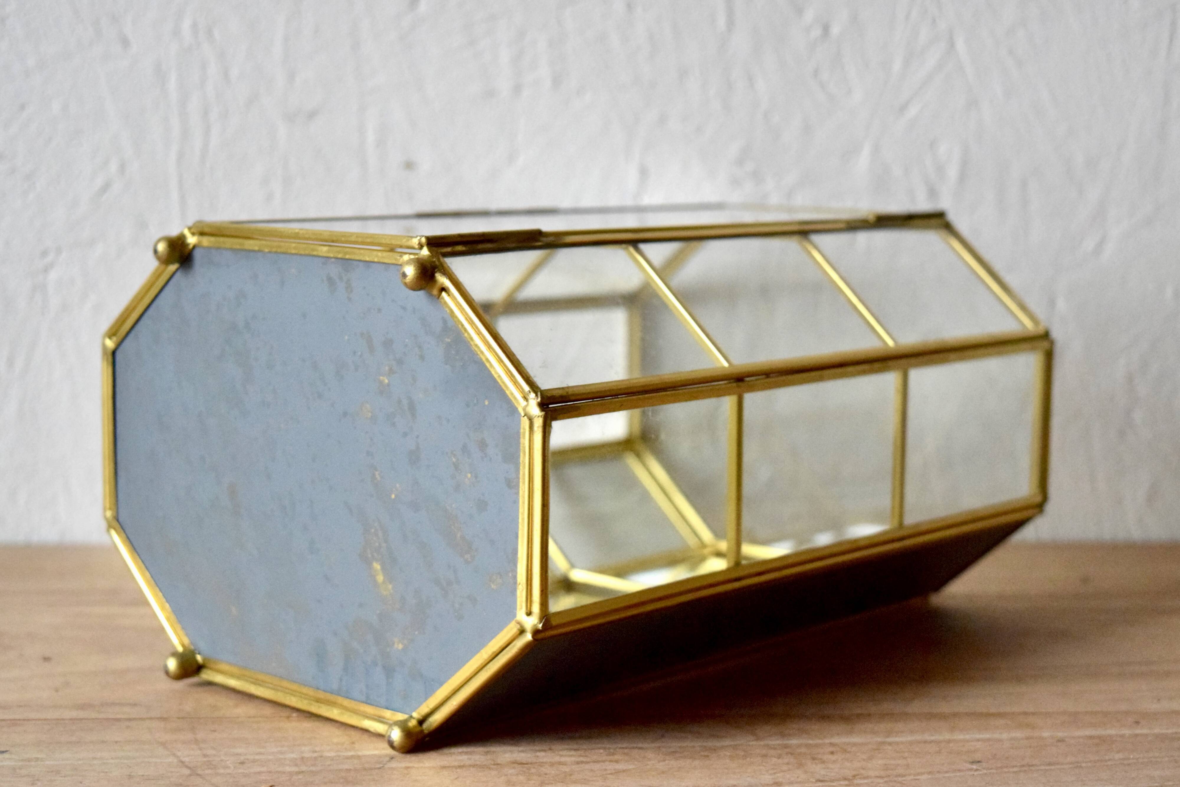 Small vintage octagonal display case in transparent glass, mirror glass and brass - jewelry display