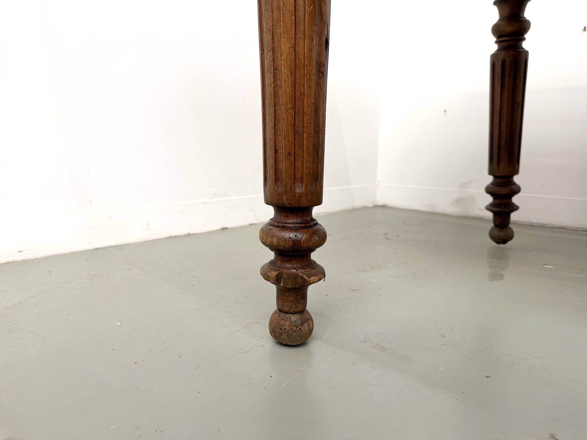 Table en chêne massif à 6 pieds tournés (1900)