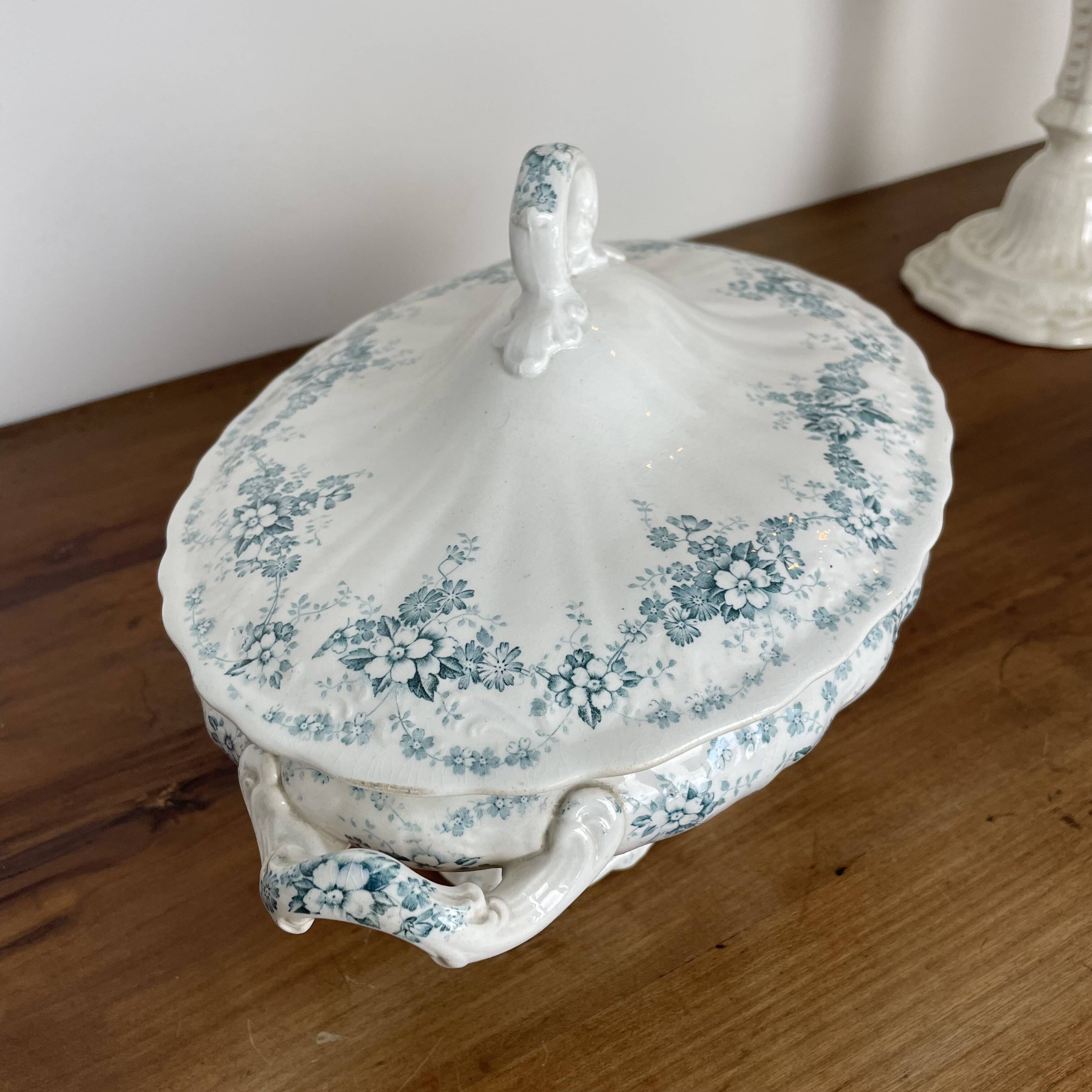 Covered dish, vegetable dish in Maastricht earthenware, Clara model