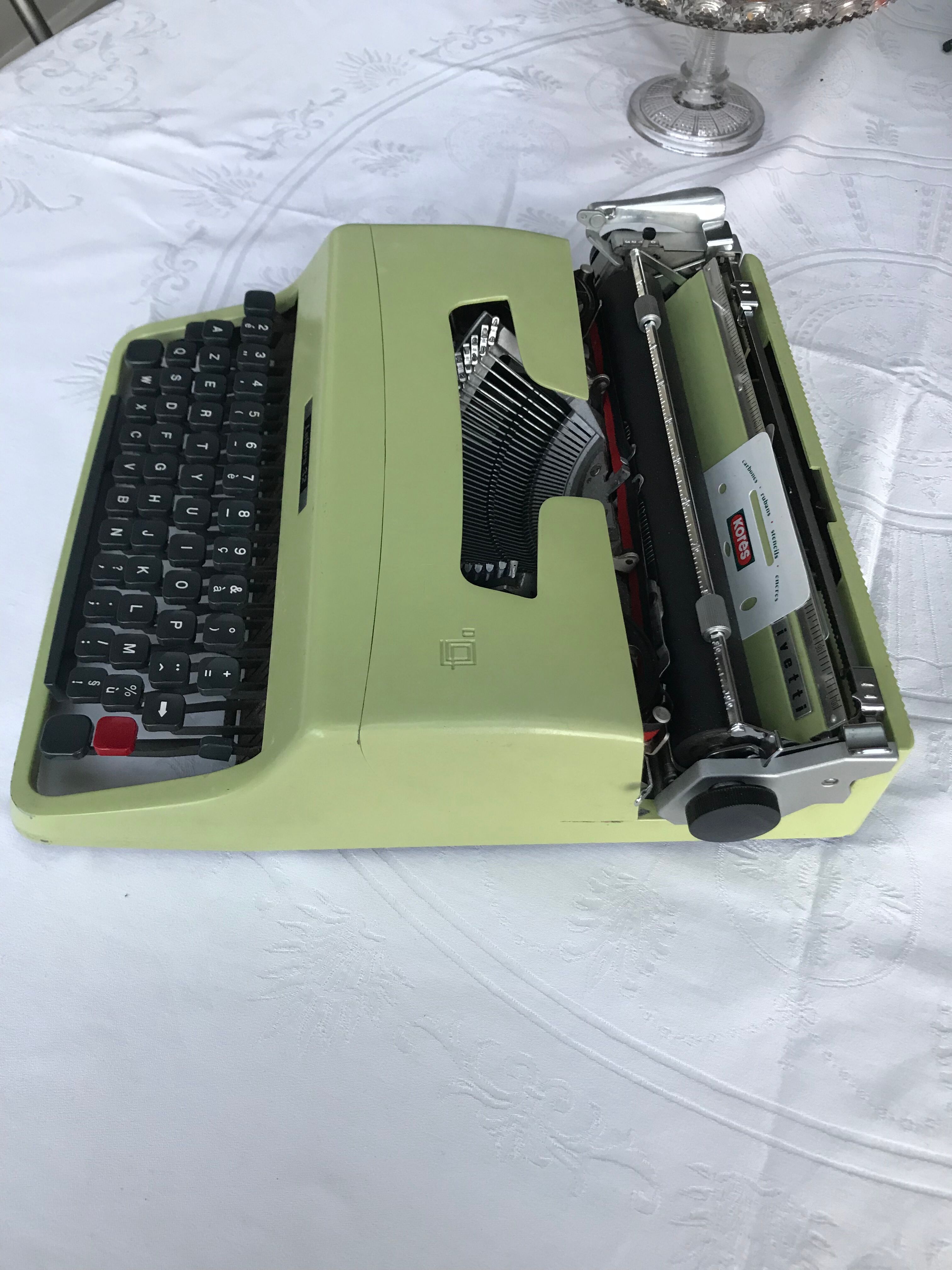 Typewriter olivetti lettera 32 green
