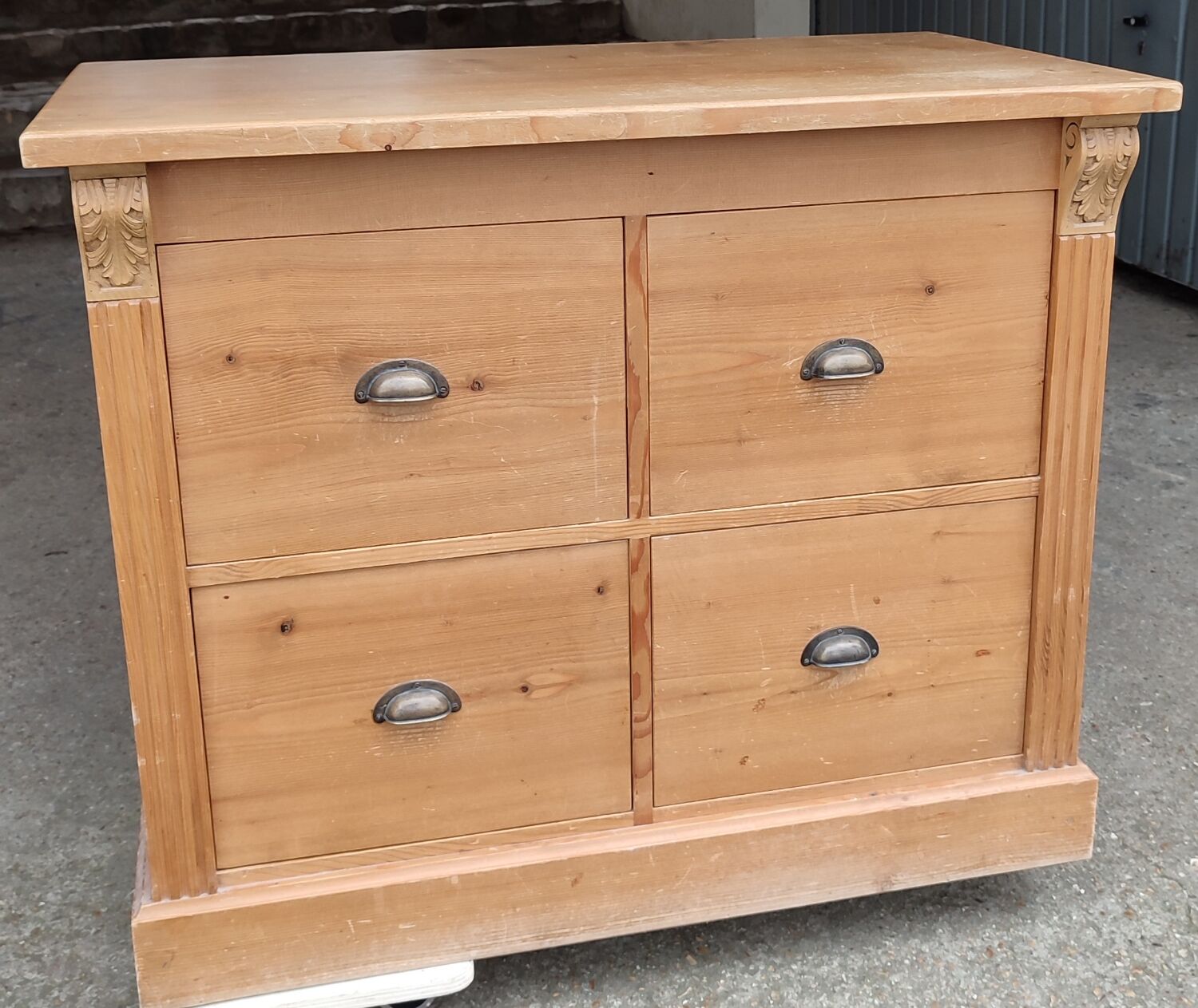 Four-drawer chest of drawers