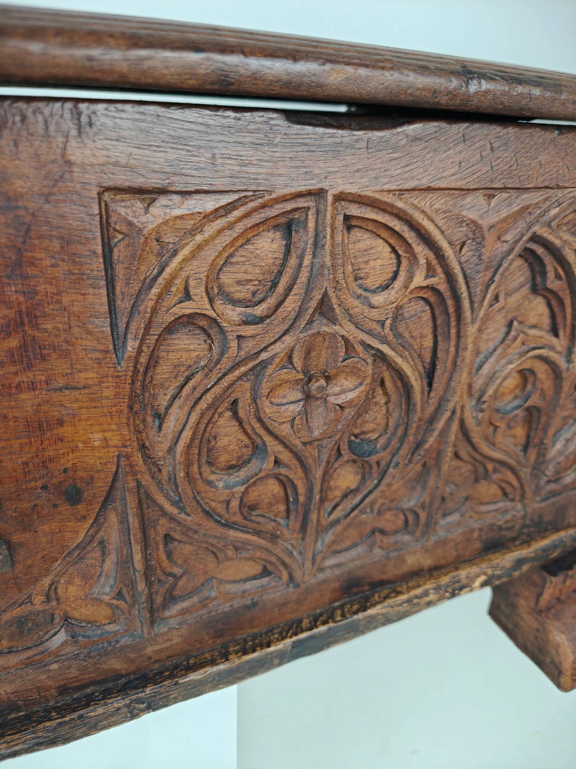 Gothic Spanish chest – 16th late/17th early century