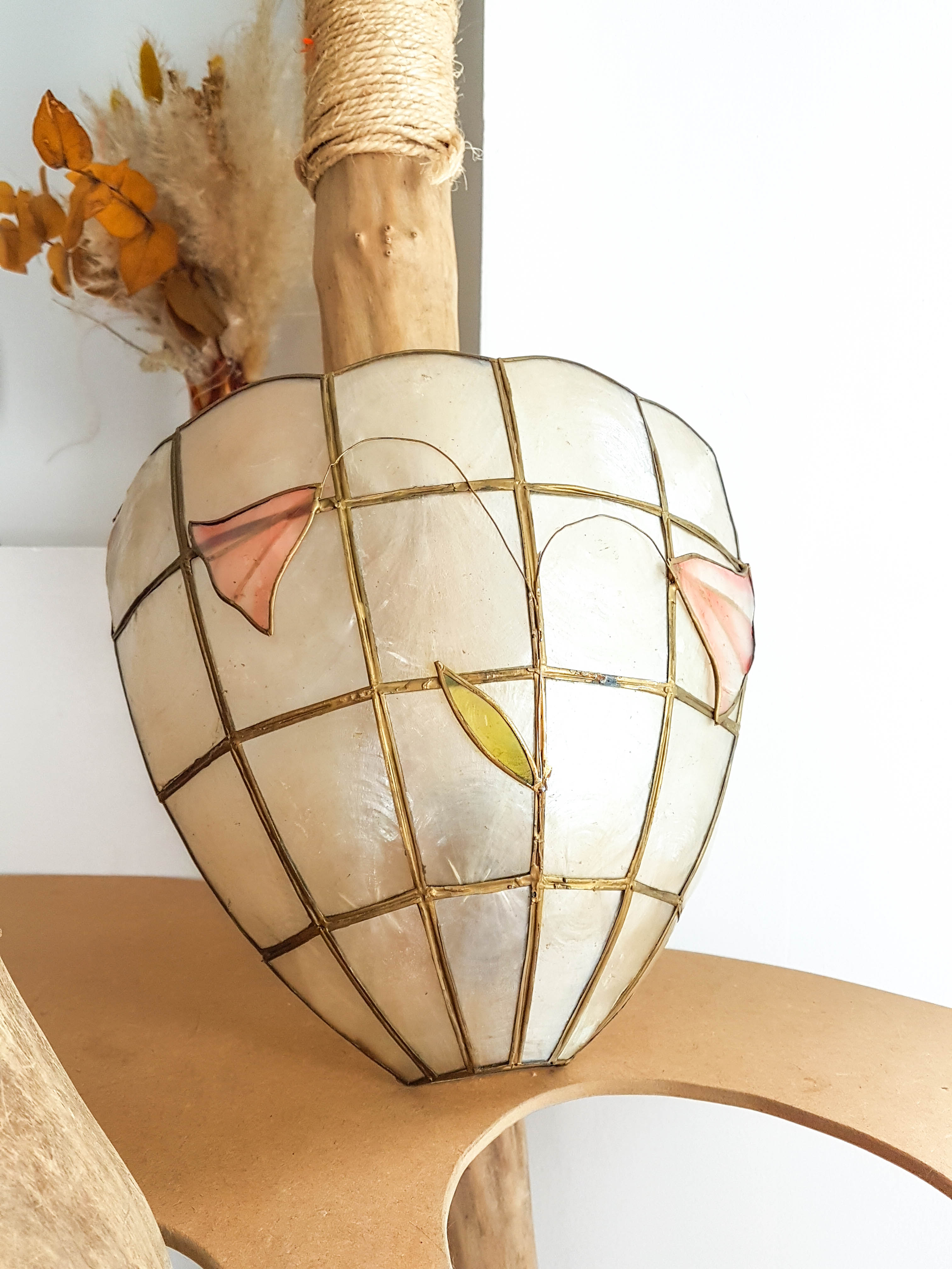 Mother-of-pearl wall lamp