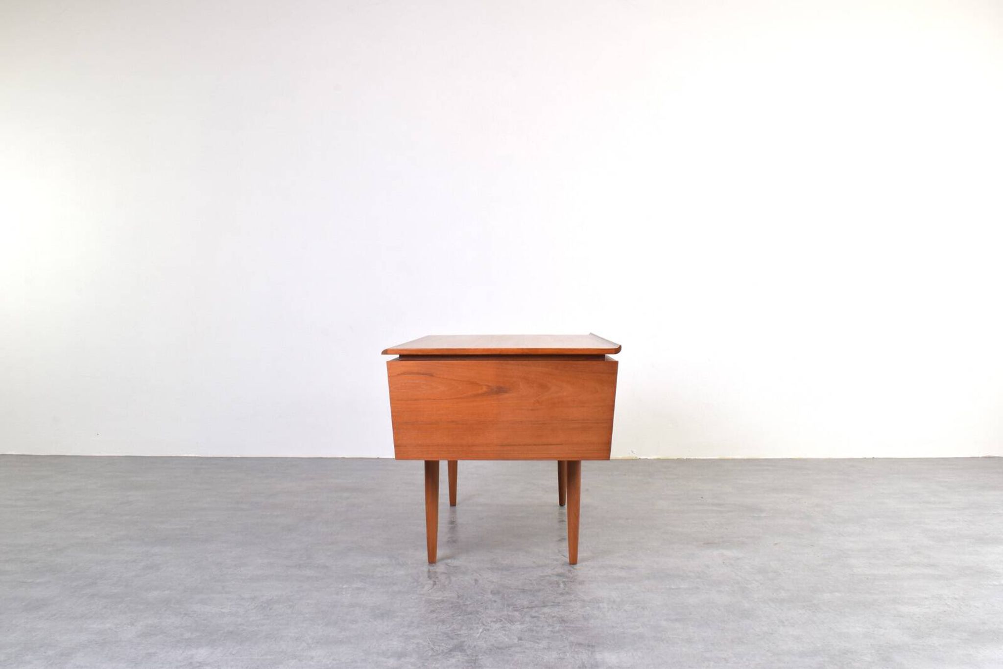 Bureau exécutif en teck danois des années 1960.