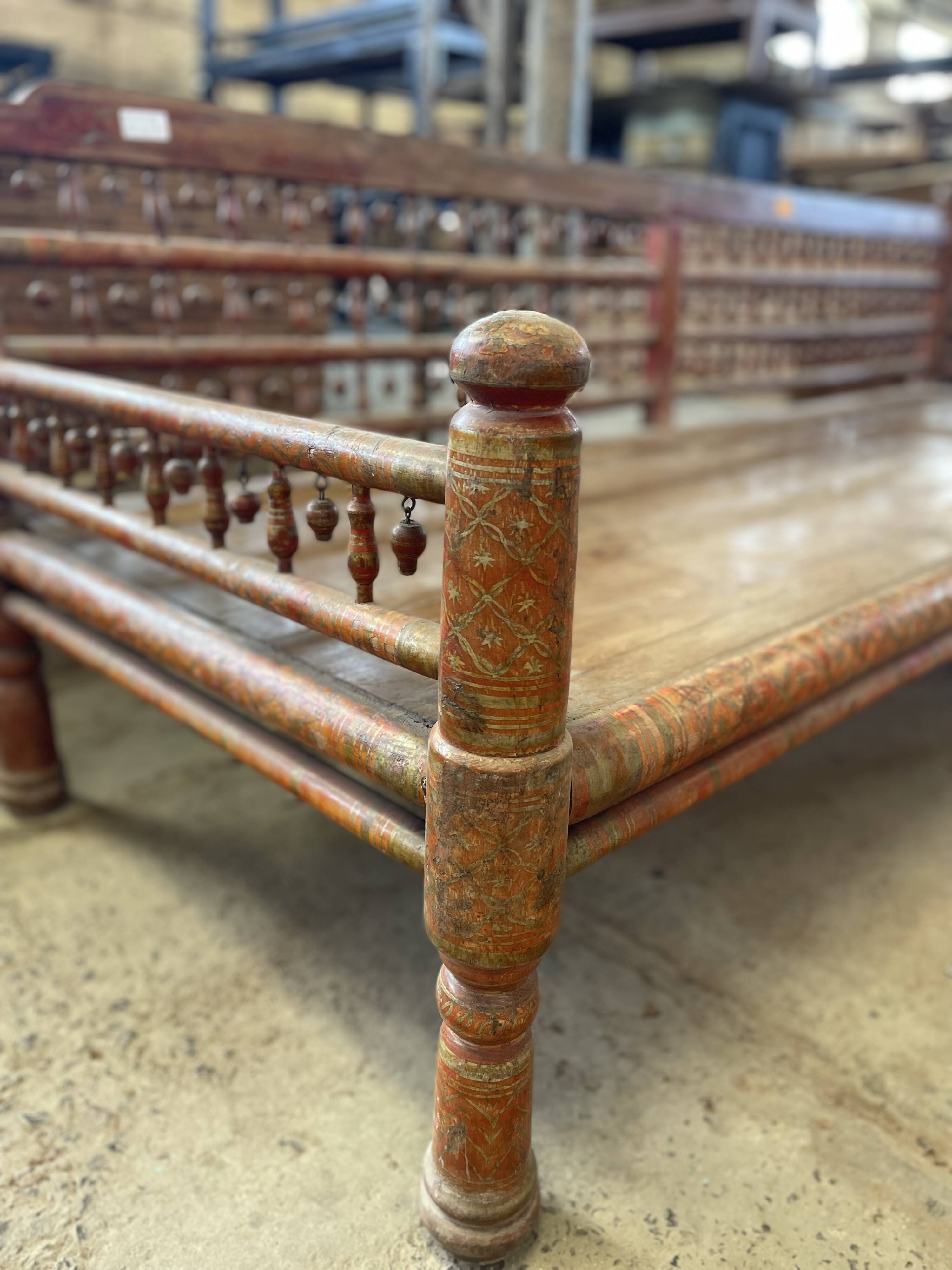 Banquette indienne en bois polychrome
